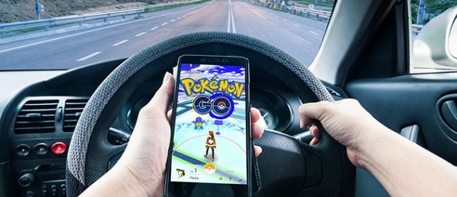 Image d’une personne conduisant une voiture en jouant à Pokemon