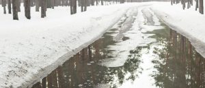 Route inondée par la fonte des neiges