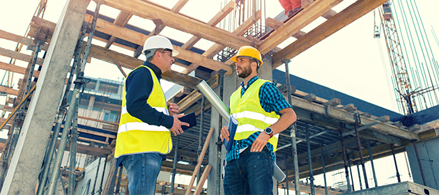 Un entrepreneur général sur un chantier de construction.