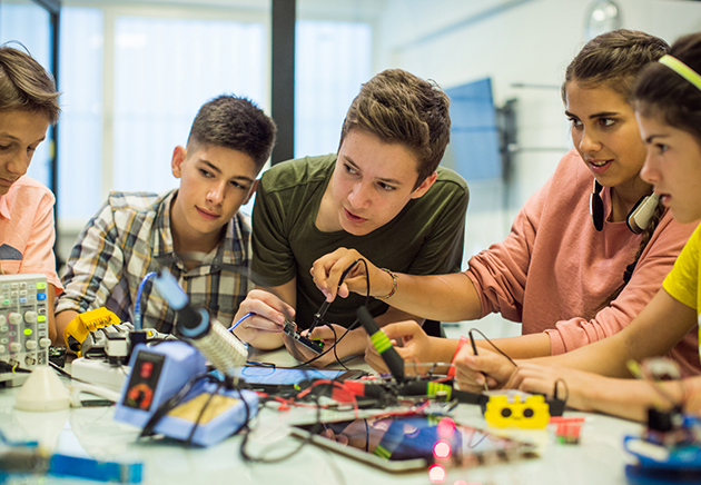 Un groupe d’enfants apprennent à travailler ensemble.