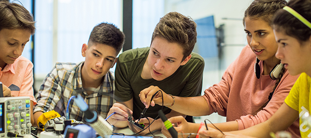 Un groupe d’enfants apprennent à travailler ensemble.