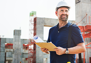 Un entrepreneur général supervise un chantier de construction.