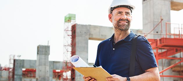 Un entrepreneur général supervise un chantier de construction.