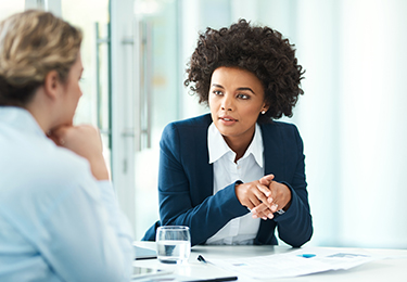 Une professionnelle juridique discute avec une cliente.