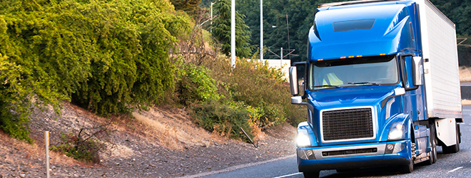 Un camion sur une route sinueuse.