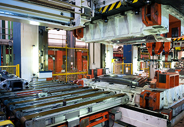 Machines de production inactives dans une usine de fabrication.