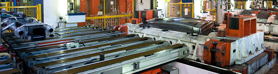 Machines de production inactives dans une usine de fabrication.