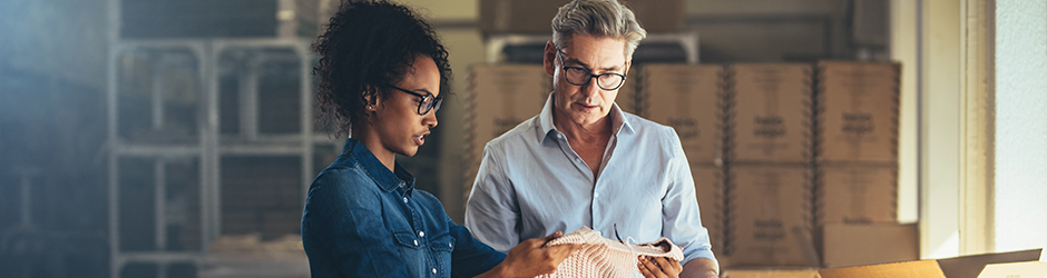 Deux propriétaires d’entreprise inspectent leurs vêtements.