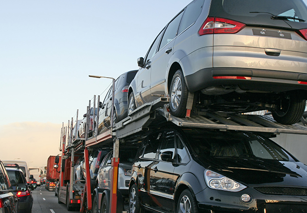 Transporteur de véhicules automobiles dans la circulation.