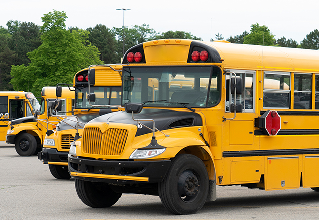 Une rangée d’autobus scolaires.