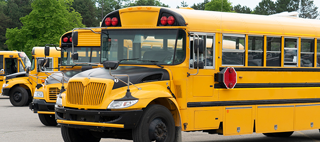 Une rangée d’autobus scolaires.