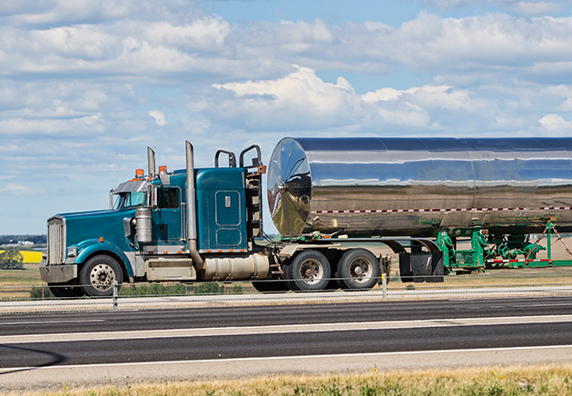 Un gros camion-citerne sur l’autoroute.