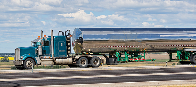 Un gros camion-citerne sur l’autoroute.