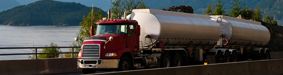 Un camion-citerne sur la route.