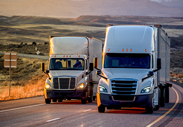 Deux camions sur une autoroute.