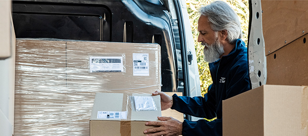 Un homme décharge un camion de livraison.