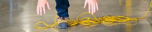 Un pied de travailleur pris dans un câble électrique.