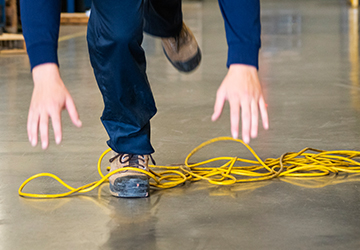 Un pied de travailleur pris dans un câble électrique.