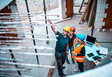 Un membre de l’équipe de prévention évalue les risques sur un chantier de construction.