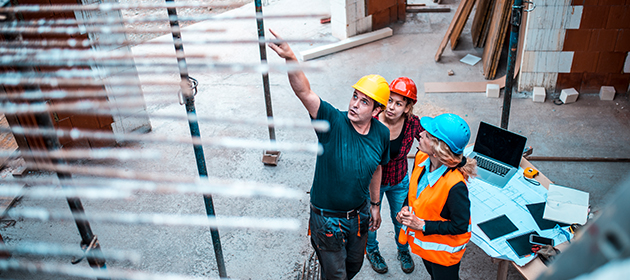 Un membre de l’équipe de prévention évalue les risques sur un chantier de construction.