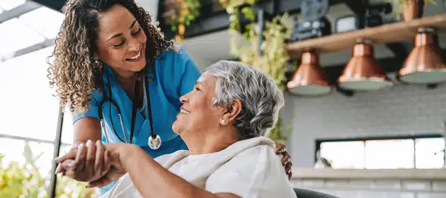 fournisseur de soins de santé aidant un patient