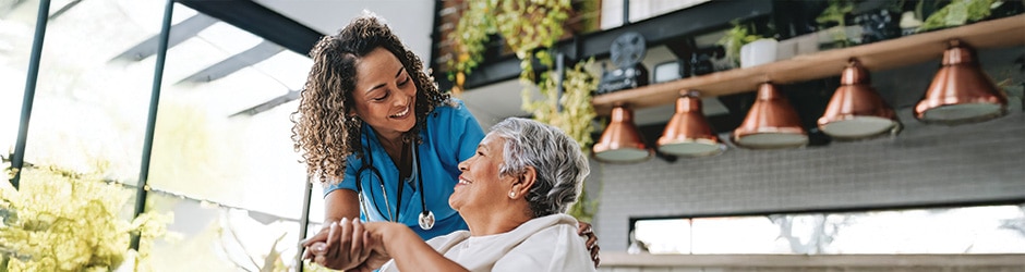fournisseur de soins de santé aidant un patient