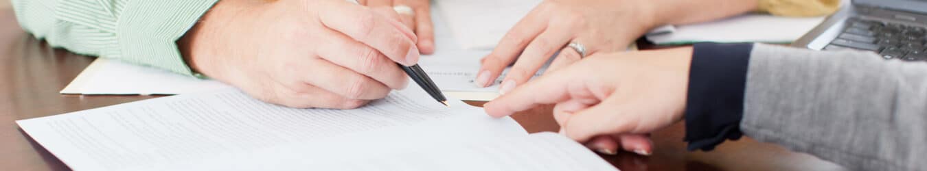 Une femme examine des documents.