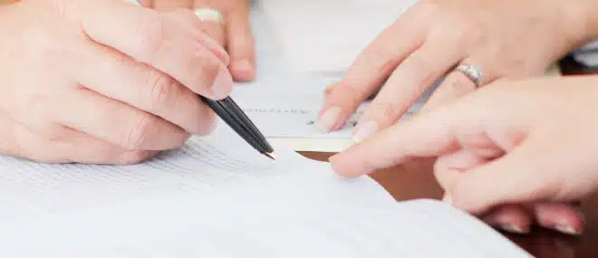 Une femme examine des documents.