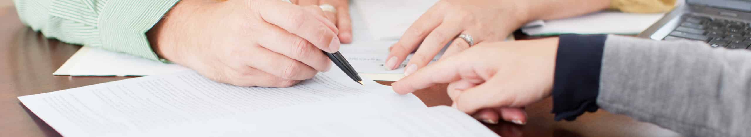 Une femme examine des documents.