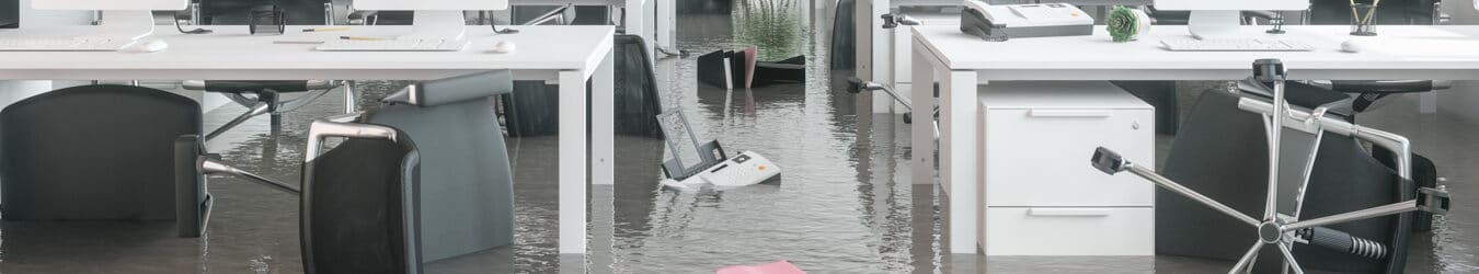 Bureau moderne inondé