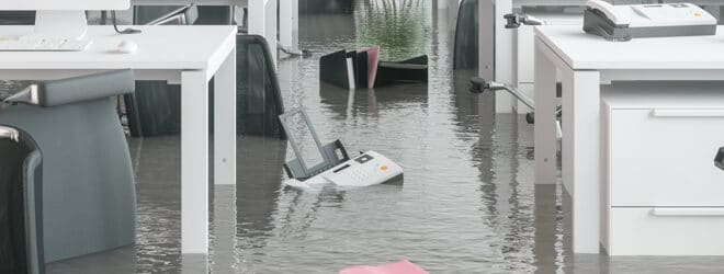 Bureau moderne inondé