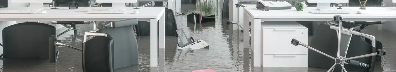 Bureau moderne inondé