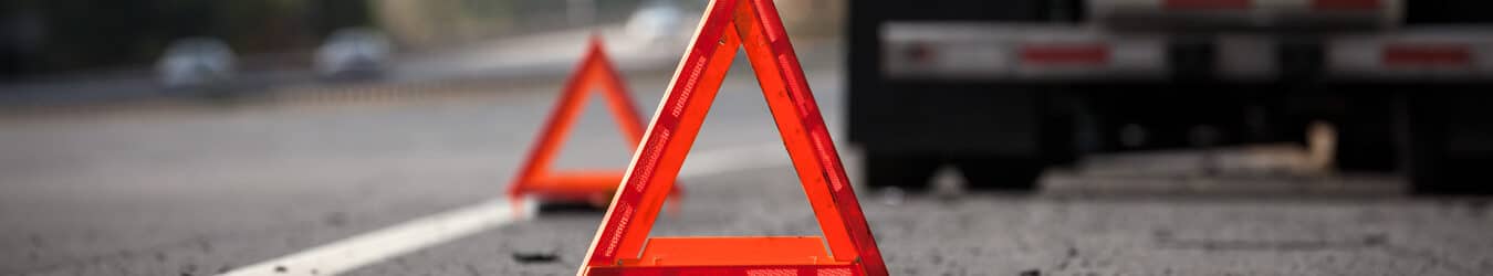 Réflecteurs d'avertissement sur l'autoroute indiquant un camion handicapé