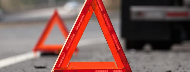 Réflecteurs d'avertissement sur l'autoroute indiquant un camion handicapé