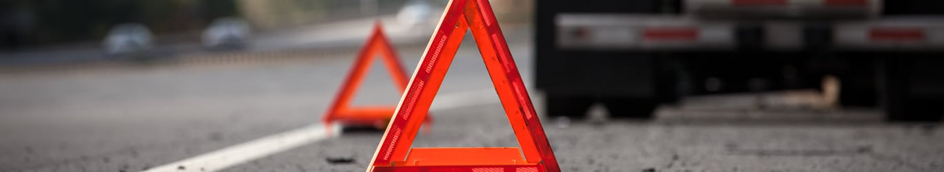 Réflecteurs d'avertissement sur l'autoroute indiquant un camion handicapé