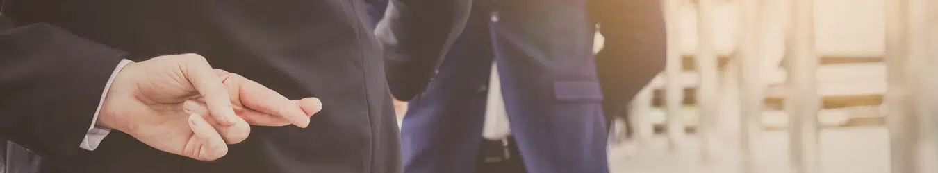 Homme d'affaires croisant ses doigts derrière son dos.