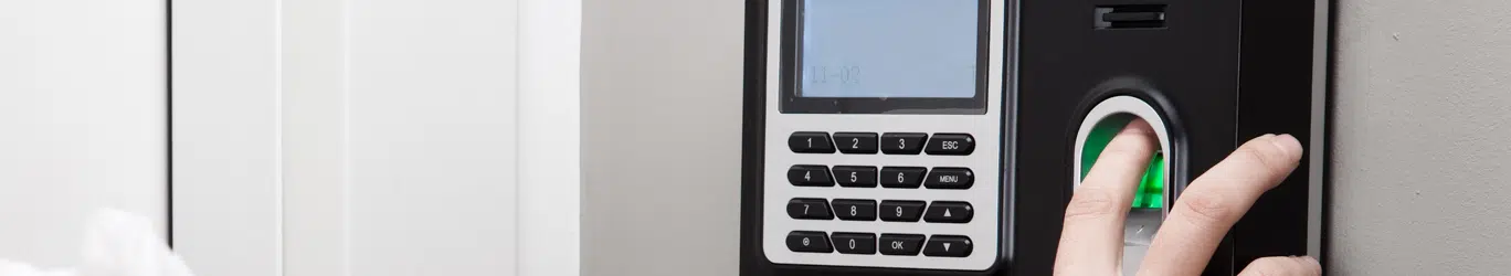 Serrure de porte de sécurité à lecture d'empreintes digitales lors de l'utilisation