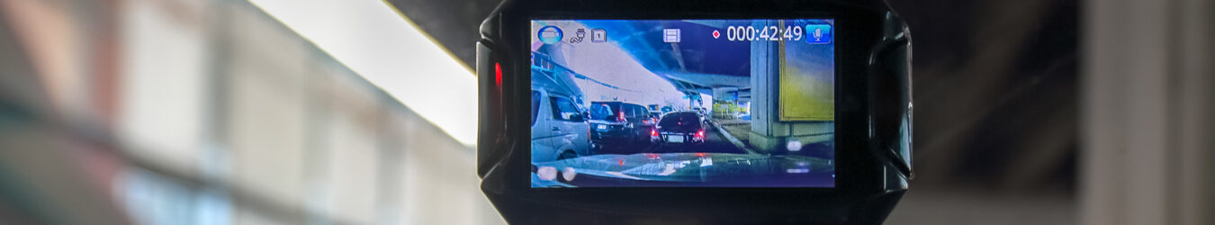 Une caméra de bord placée à l’avant d’un véhicule.