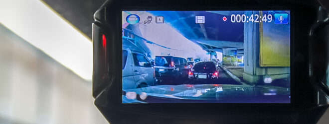 Une caméra de bord placée à l’avant d’un véhicule.