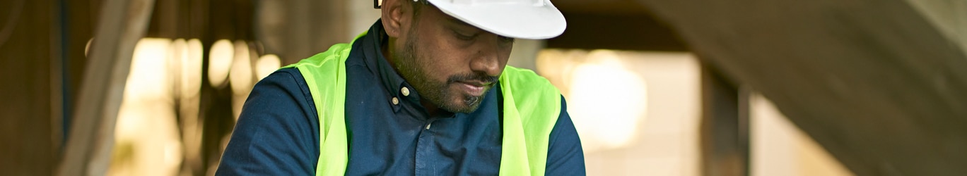 Ingénieur masculin tenant une tablette numérique sur le site.