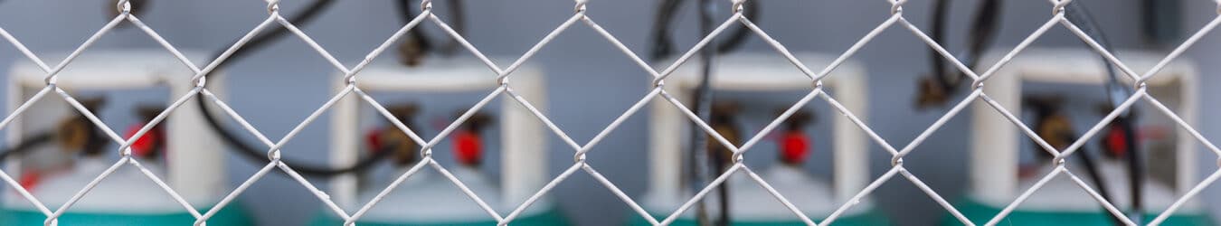 Espace de stockage de gaz avec protection de clôture en acier pour plus de sécurité.