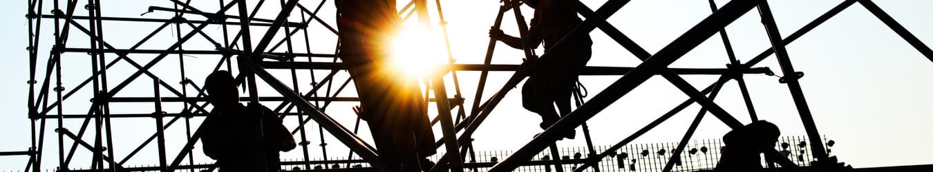 Travailleurs de la construction travaillant sur des échafaudages.