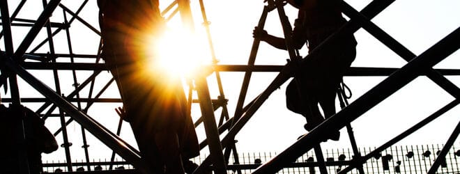 Travailleurs de la construction travaillant sur des échafaudages.