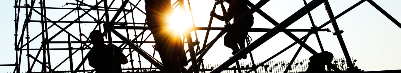 Travailleurs de la construction travaillant sur des échafaudages.