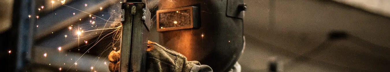 Soudeur au travail dans un atelier