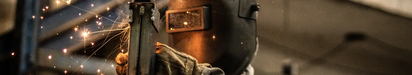 Soudeur au travail dans un atelier