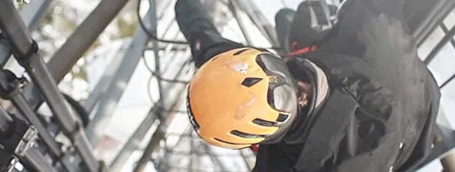Manuel de télécommunications ingénieur haut travailleur réparant l'antenne.