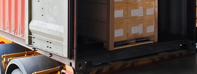Remorque de camion avec chargement.