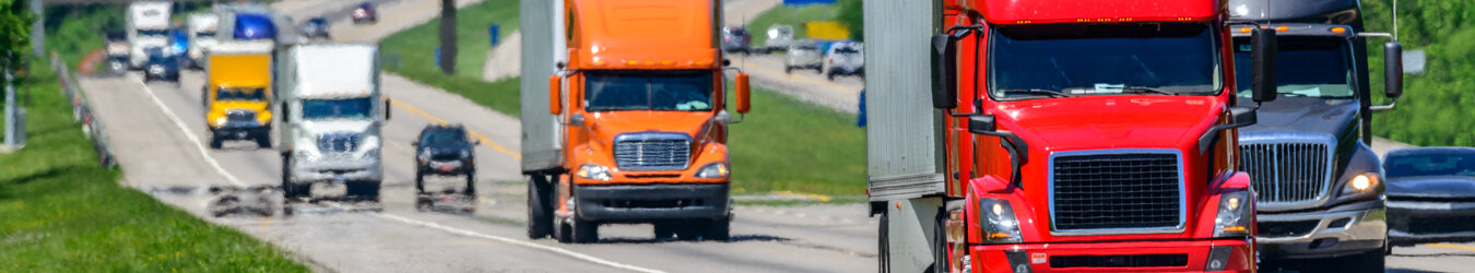 Plusieurs semi-camions sur l'autoroute.