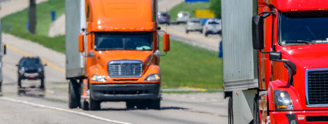 Plusieurs semi-camions sur l'autoroute.